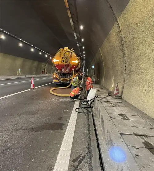 定结隧道排水渠清淤